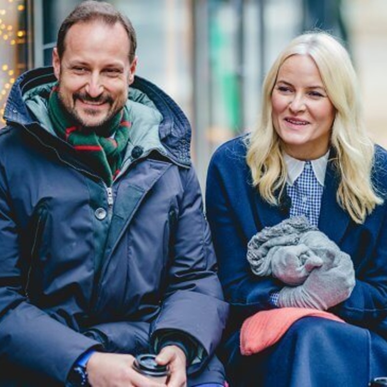 الأمير هاكون وزوجته يزوران مقهى خيري في أوسلو