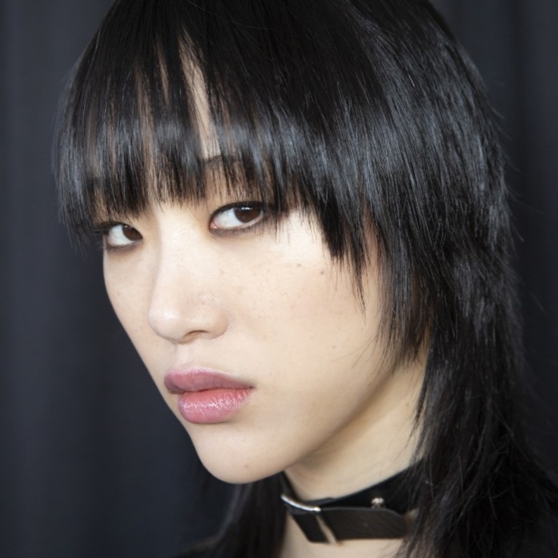 احدث قصات شعر مع الغرّة  لإطلالة ناعمة للصبايا لموسم شتاء 2020