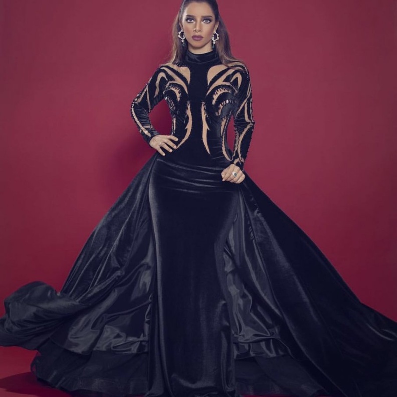  فستان مخمل باللون الأسود من بلقيس