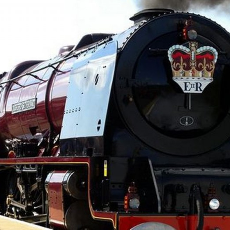 القطار الملكي البريطاني.. قصر يمشي على عجلات