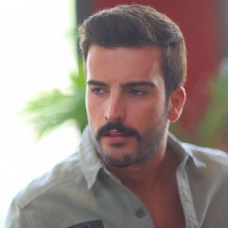 مهند الحمدي يعلن خطوبته من فرح مراد