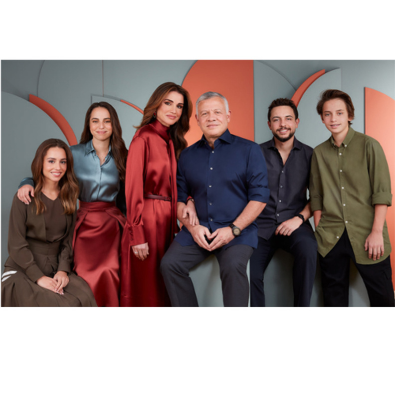 احدث اطلالات الملكة رانيا الراقية برفقة عائلتها تودع بها العام