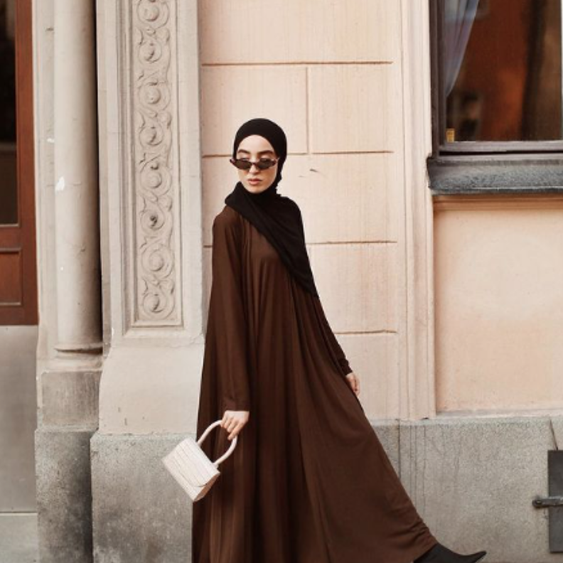  اللون البني الخريفي والشتوي باطلالة نهارية كاجوال بالفستان بالقصة الفضفاضة مع انكل بوت أسود