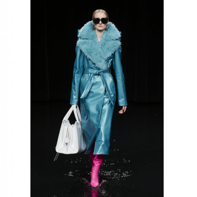 طرق تنسيق صيحة المعاطف الفرو مع الياقة البارزة من دار Balenciaga
