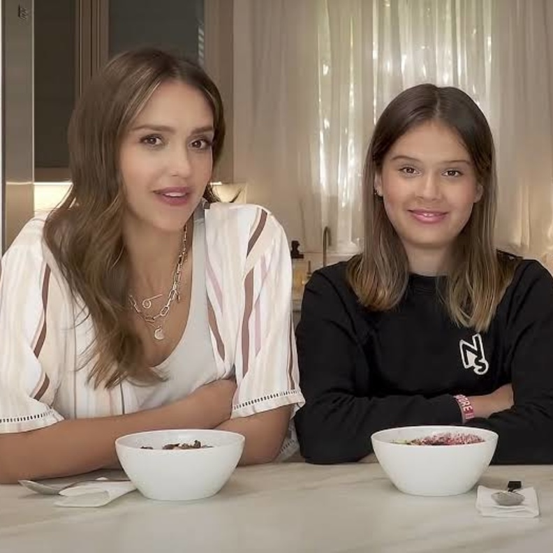 جيسيكا ألبا وابنتها هونور