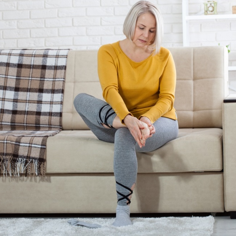 ما هي اسباب حرقة القدمين واليدين وما فوائد البابونج للتخلص من الالم