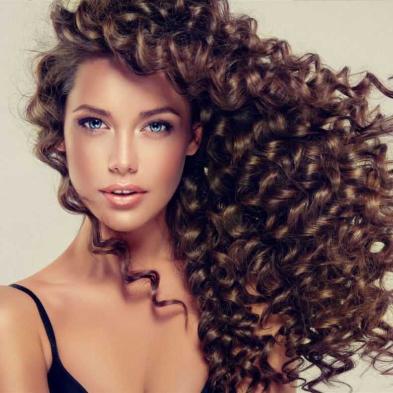 كيفية الإهتمام بالشعر المجعد بالطرق الطبيعية في المنزل