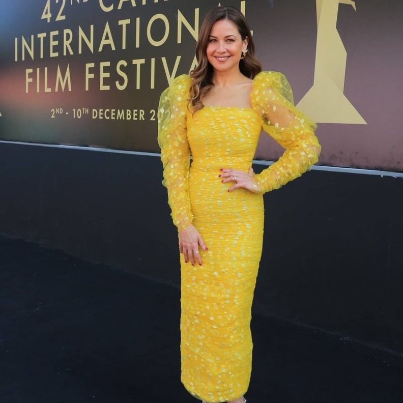  إطلالة ريا أبي راشد تميّزت بالقماش الأصفر المزموم بنقشة البولكا دوت