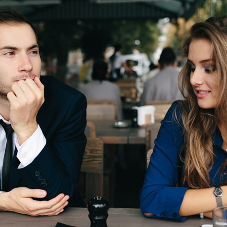 6 مميزات للرجل الخجول تجعله الأقرب لقلب المرأة