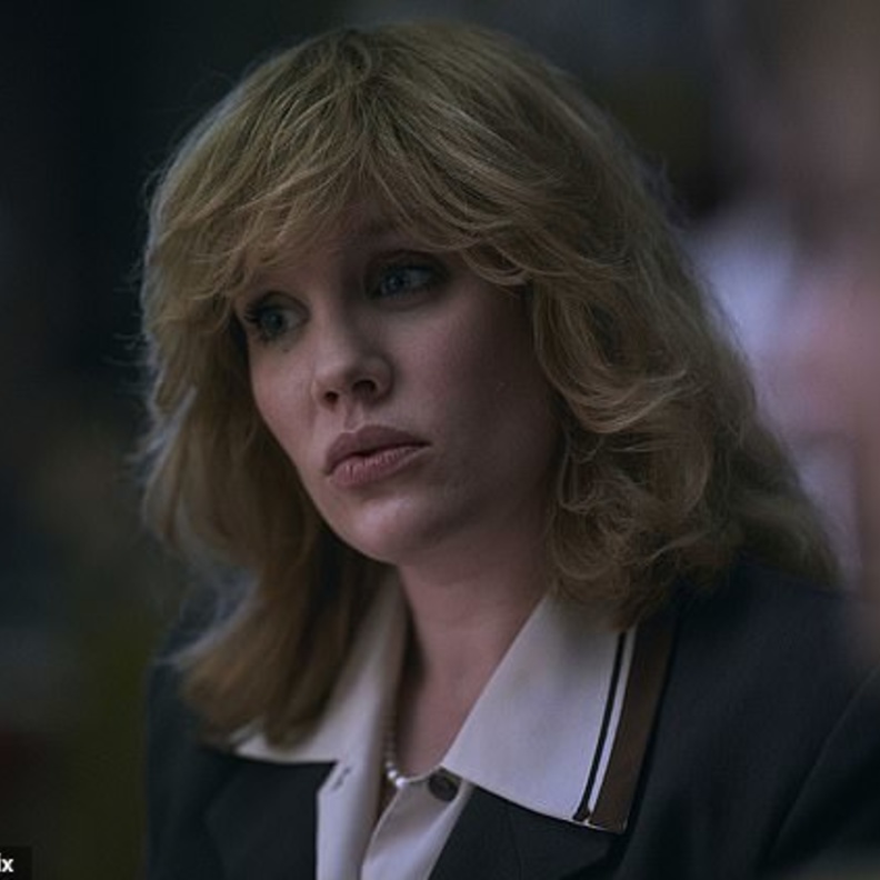 إيميرالد فينيل بطلة مسلسل The Crown