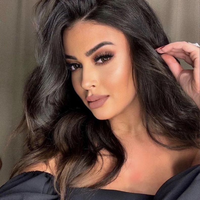 مكياج سموكي يناسب فستان باللون الفضي من وحي نور الدين