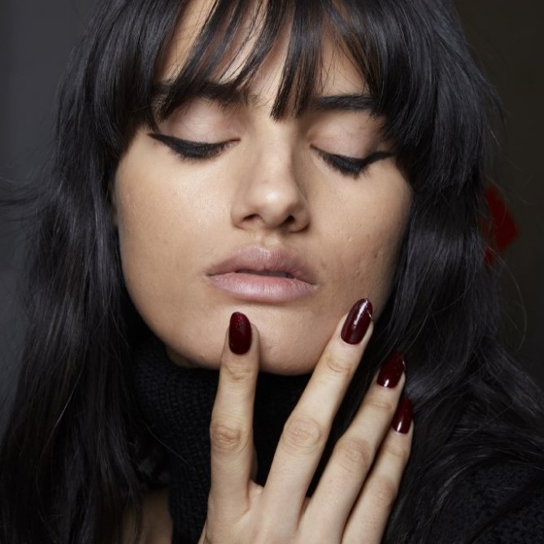  الوان مناكير عنابي لاطلالات دافئة في شتاء 2020 من دار Monse