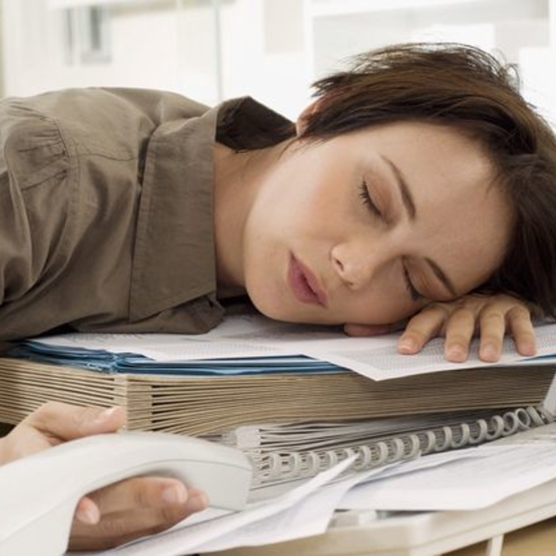 أسباب النوم القهري وعلاجه