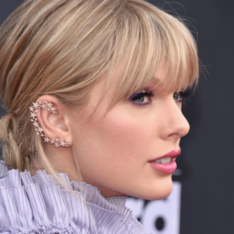  أناقة تايلور سويفت بأقراط عصرية من ستيفري Stefere