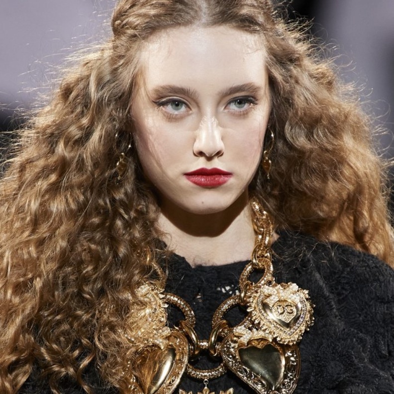 تسريحات شعر كيرلي بطرق مختلفة لإطلالة ملفتة في شتاء 2020