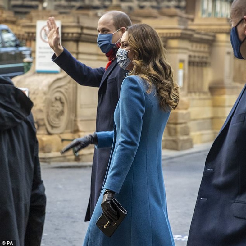 كيت ميدلتون تحمل حقيبة اليد المفضلة لدى ميغان ماركل في جولتها الملكية الأخيرة