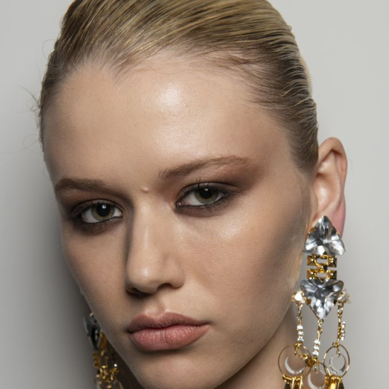 مكياج سموكي قوي مع الظلال البراقة من دارNaeem Khan