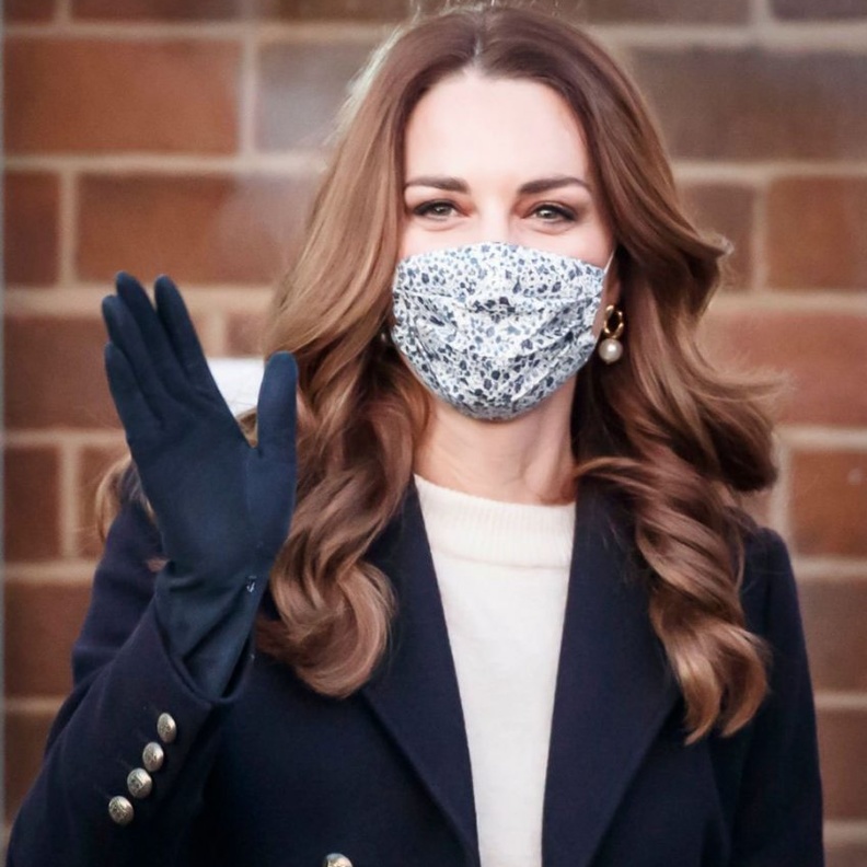  تسريحات شعر كيت ميدلتون الويفي العريضة على كامل الشعر