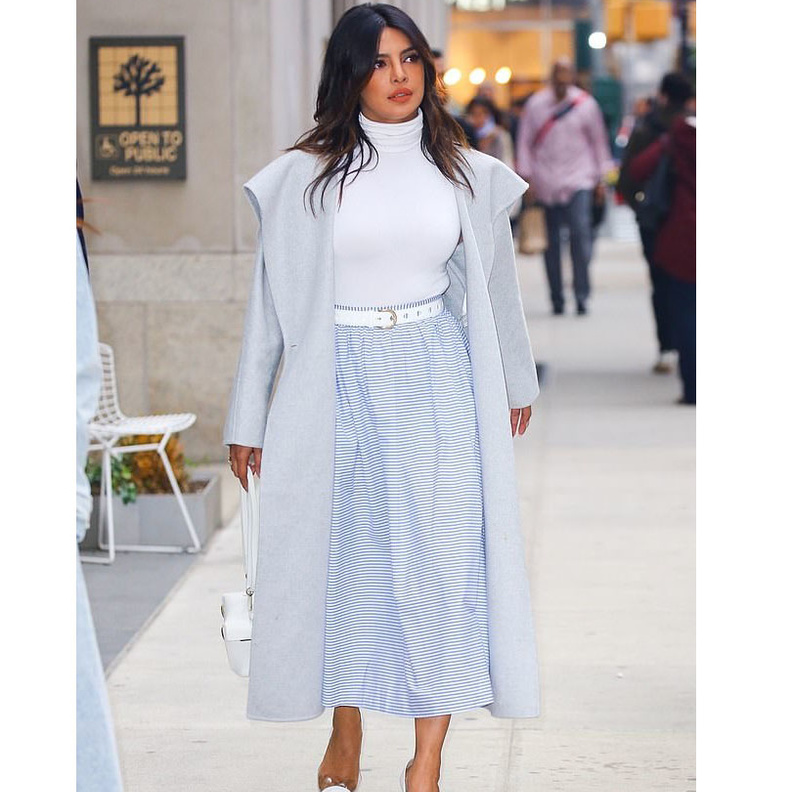  اجمل اطلالات بريانكا شوبرا بالتنورة المقلمة والمعطف المشرق