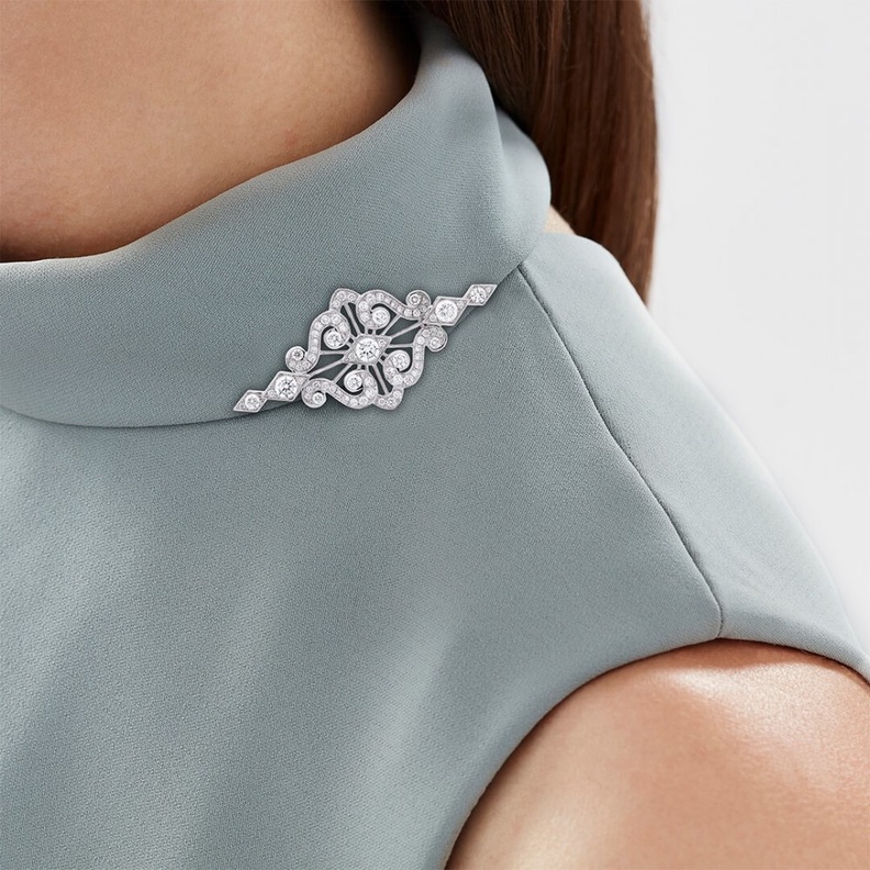 بروش مثبت على ياقة بلوزة أنيقة من garrard