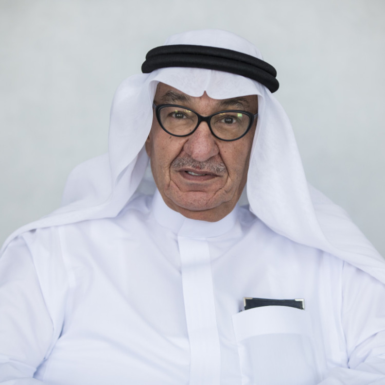 الفنان التشكيلي السعودي نبيل نجدي بجوار أحد المجسمات الفنية المميزة