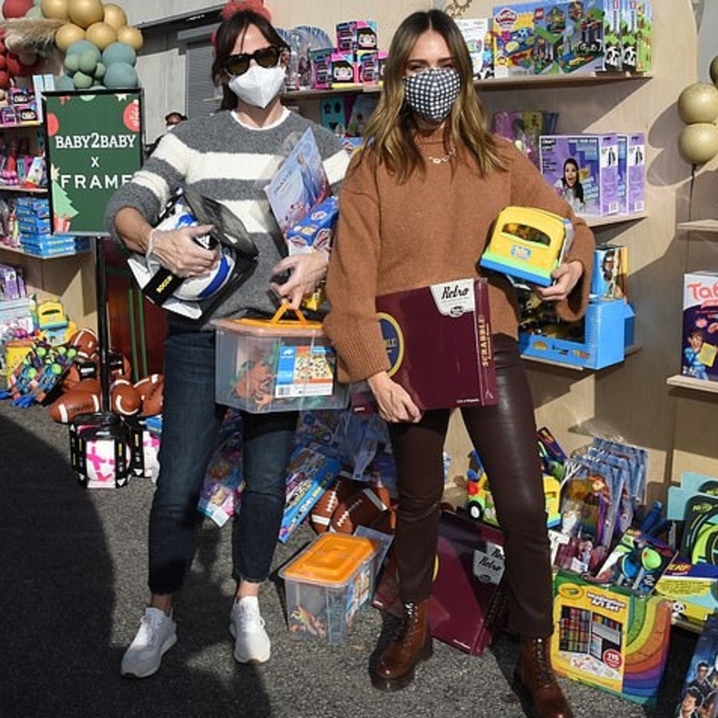 جيسيكا ألبا و جينيفر جارنر