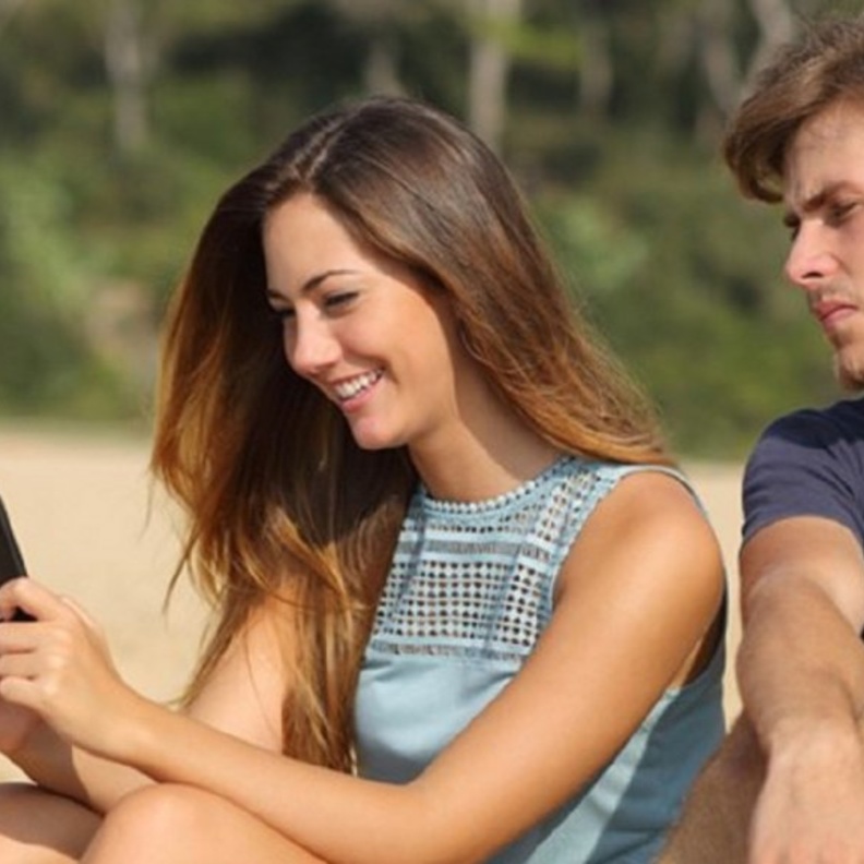 علامات الغيرة عند الرجل الكتوم