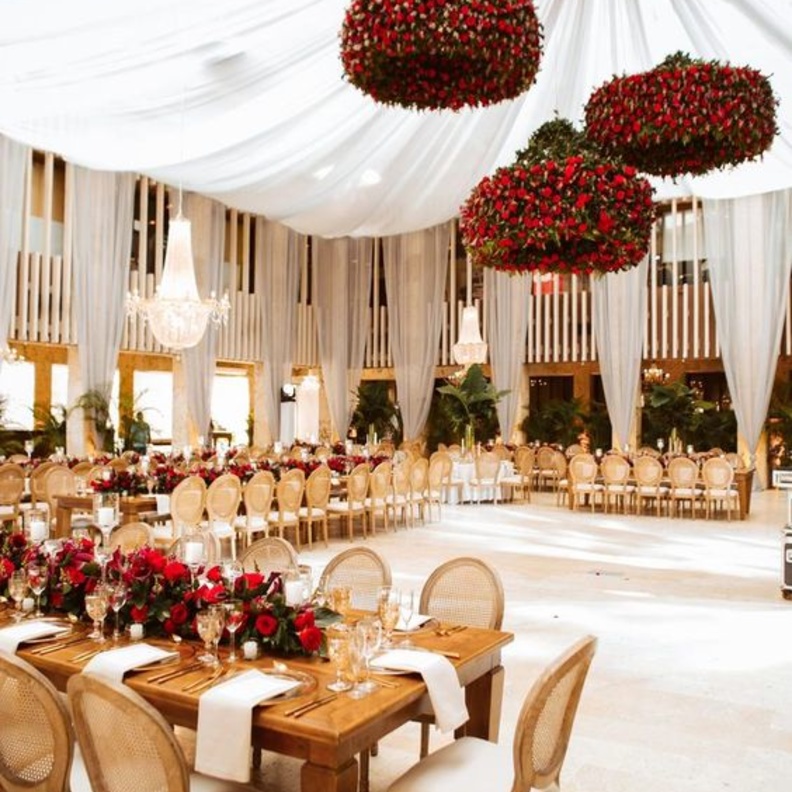 استوحي ديكور ثيم الزفاف باللون الاحمر لاحتفالات نهاية العام