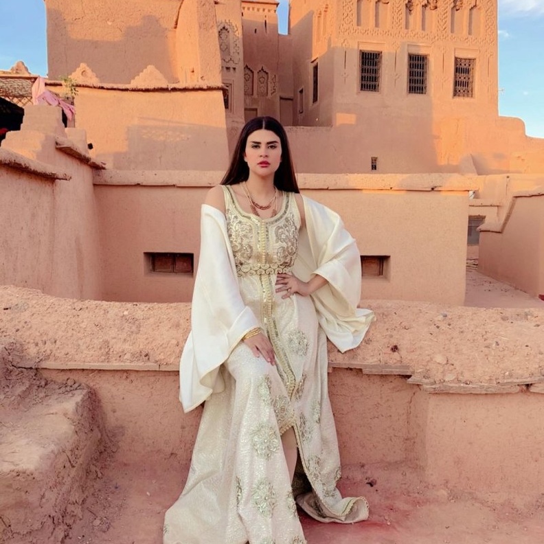  موضة القفطان المزخرف والشرقي بأسلوب النجمة المغربية سلمى رشيد