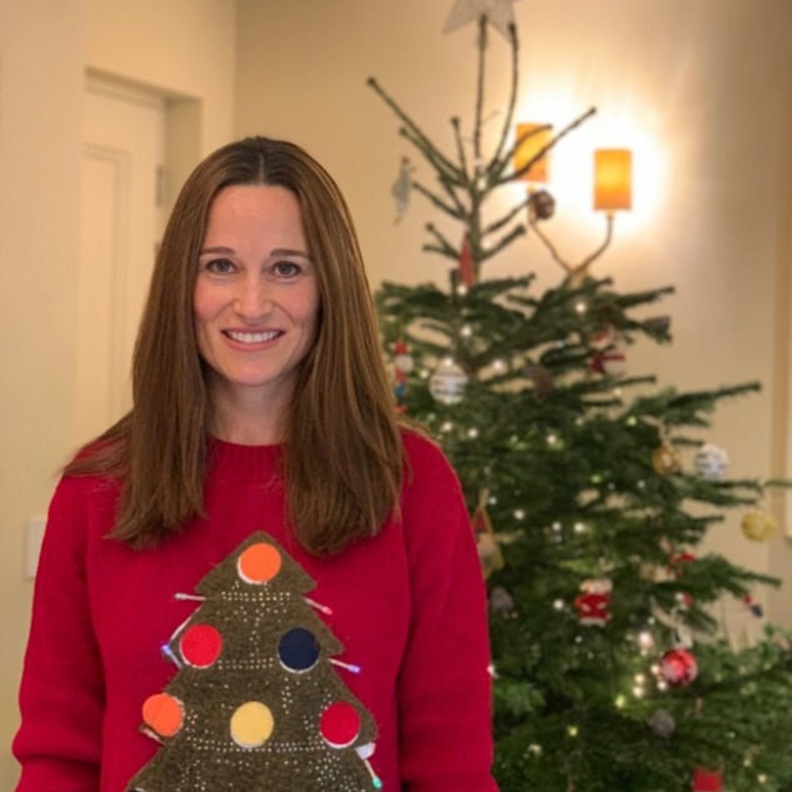  بيبا ميدلتون تسلم جوائز لمدرسة للأطفال الصم في أحدث ظهور لها