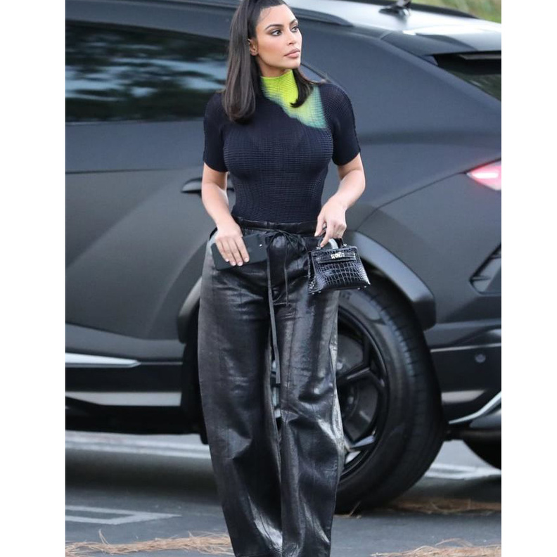 تنسيق السروال الجلد الأسود بقصة الأرجل الواسعة مع توب أسود بنقشة التاي داي