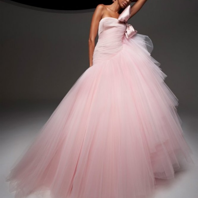  فستان من التول باللون الزهري  Giambattista Valli