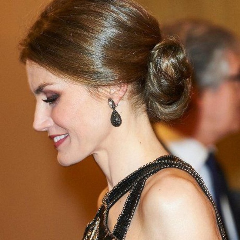 اجمل تسريحات الشعر المرفوع بأسلوب سيدات العائلات الملكية