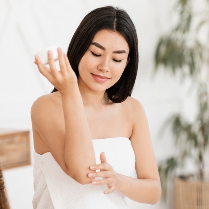 كيفية التخلص من سواد الاكواع والركب باستخدام السكر وزيت الزيتون