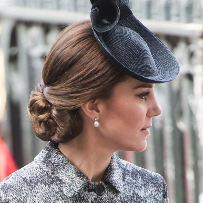  تسريحات شعر الكعكة الملكية مع القبعة بأسلوب كيت ميدلتون