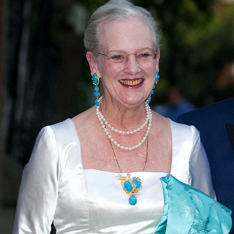 أجمل مجوهرات مارغريت الثانية ملكة الدنمارك.. عاشقة الفيروز
