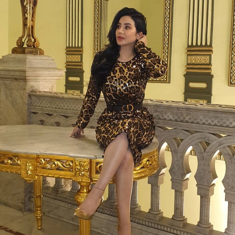  اطلالات لجين عمران بفساتين جلد النمر البراقة