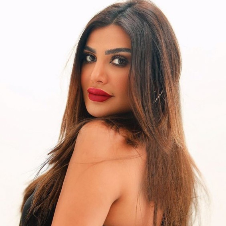 أمل العوضي تثير الجدل بملامحها المتغيّرة 