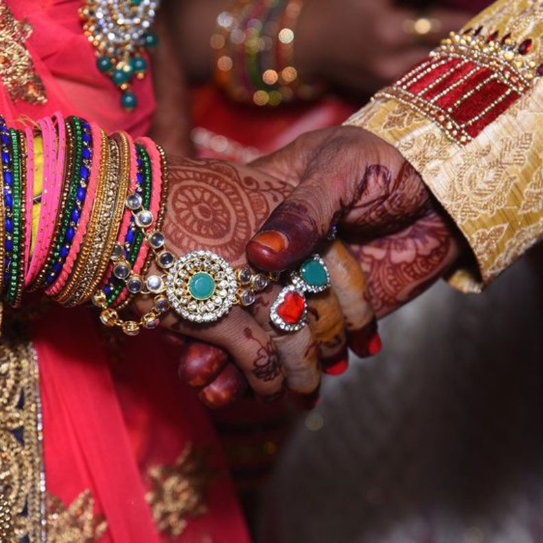 حفل زفاف غريب لأم و ابنتها في نفس الوقت