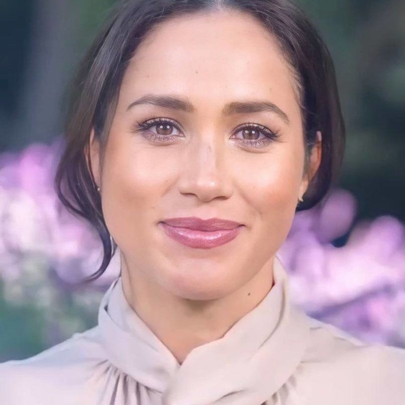 اطلالات ميغان ماركل بالمكياج الزهري المشرق والقوي