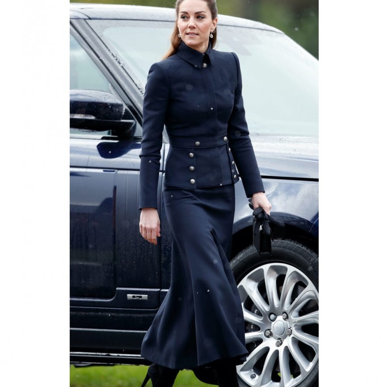 تيور أنيق باللون الأسود تألقت به كيت ميدلتون