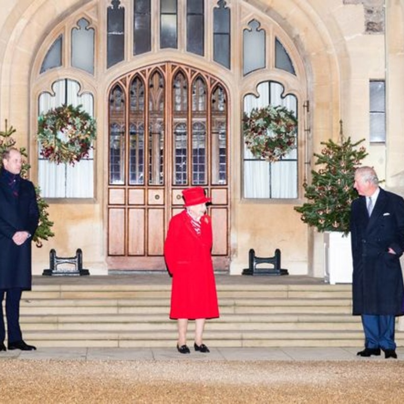 ملكة بريطانيا وورثتها المباشرين