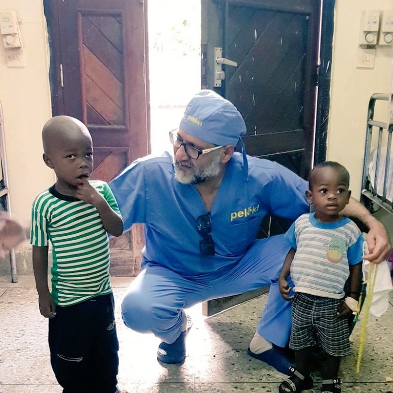 طبيب الإنسانية الذي يكرس وقته لمساعدة المرضى