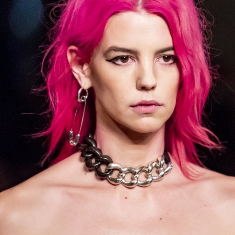  الوان صبغات شعر جريئة من باللون الفوشيا من دار Monse