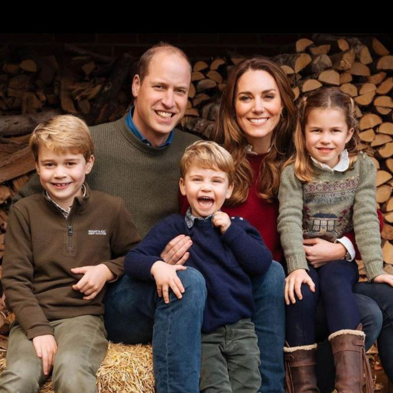  افكار تنسيق اطلالات في موسم الاعياد من وحي تنسيقات كيت ميدلتون الكاجول برفقة عائلتها