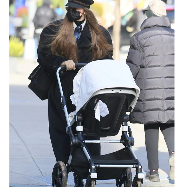 تألقت عارضة الأزياء بمعطف ترانش أوفر سايز باللون الأسود