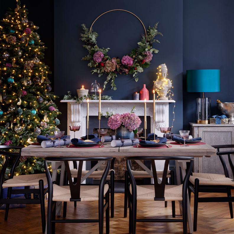 الزهور تضيف لمسة رائعة على ديكور غرفة الطعام