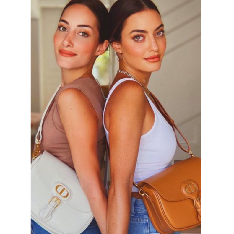  كارن وازن وشقيقتها مع حقيبة بوبي من ديور