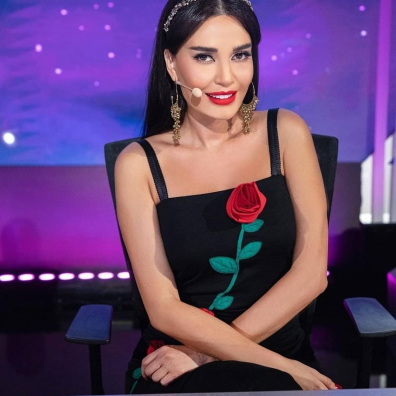 اطلالات سيرين عبدالنور بفستان مطبع بالورود من توقيع Dolce & Gabbana