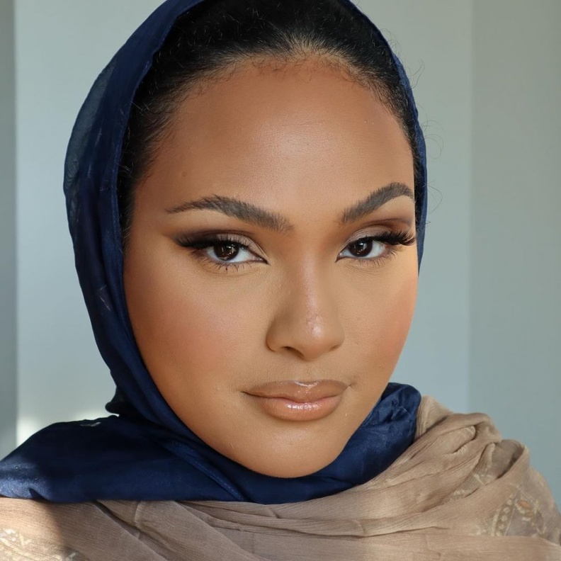 مكياج عصري ناعم لصاحبات البشرة السمراء من وحي منال شينوتاي